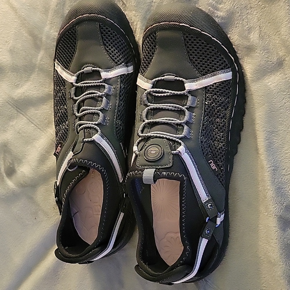JBU Women's Black and Gray Shoes